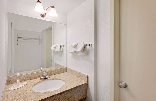 Plainview Hotel | Super 8 by Wyndham Plainview