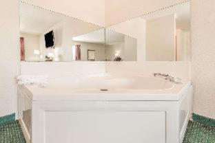Platte City Hotel | Super 8 by Wyndham Platte City Kansas City Area