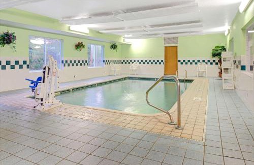 Mitchell Hotel | Super 8 by Wyndham Pontoon Beach IL/St. Louis MO Area