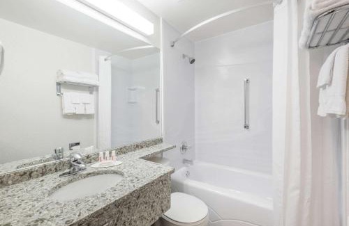Port Elgin Hotel | Super 8 by Wyndham Port Elgin