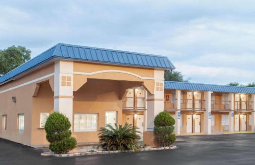 Mossy Oaks Hotel | Super 8 by Wyndham Port Royal/Beaufort