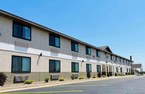 Pratt Hotel | Super 8 by Wyndham Pratt