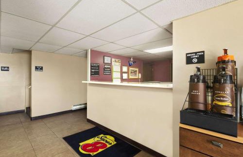 Redfield Hotel | Super 8 by Wyndham Redfield