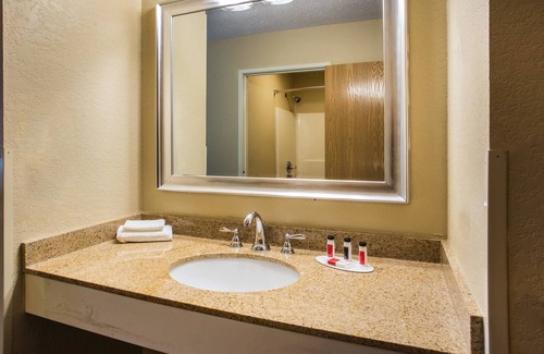 Remington Hotel | Super 8 by Wyndham Remington