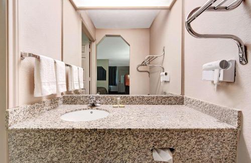 Richardson Hotel | Super 8 by Wyndham Richardson Dallas