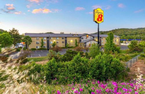 Roseburg Hotel | Super 8 by Wyndham Roseburg