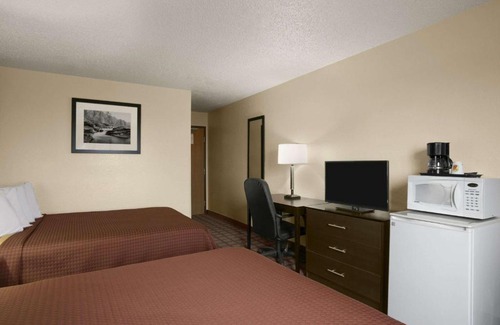 Saginaw Hotel | Super 8 by Wyndham Saginaw