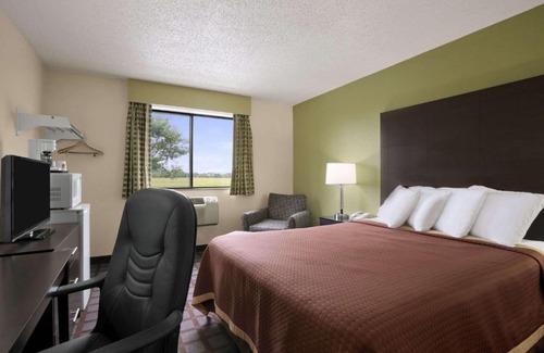 Saginaw Hotel | Super 8 by Wyndham Saginaw