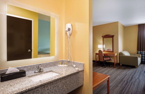Salisbury Hotel | Super 8 by Wyndham Salisbury