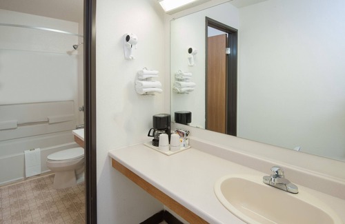 Salmon Arm Hotel | Super 8 by Wyndham Salmon Arm