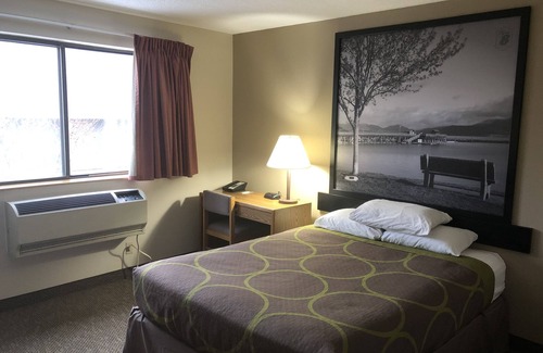 Salmon Arm Hotel | Super 8 by Wyndham Salmon Arm