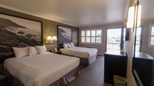 Beach Hill - Beach Flats Hotel | Super 8 by Wyndham Santa Cruz Beach Boardwalk