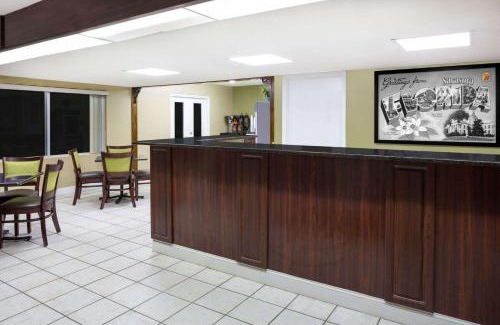Indian Beach Sapphire Shores Hotel | Super 8 by Wyndham Sarasota Near Siesta Key