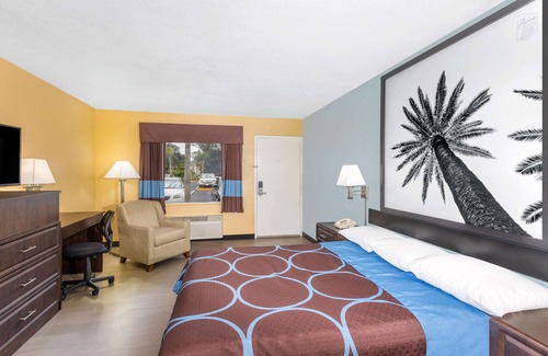 Indian Beach Sapphire Shores Hotel | Super 8 by Wyndham Sarasota Near Siesta Key