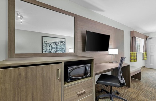 North Industrial Hotel | Super 8 by Wyndham Saskatoon Near Saskatoon Airport
