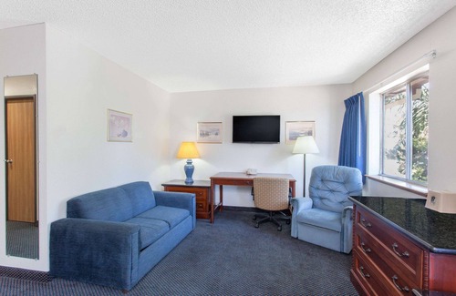 Selma Hotel | Super 8 by Wyndham Selma/Fresno Area