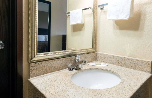 Springfield Hotel | Super 8 by Wyndham Springfield East