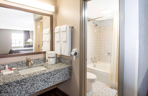 Springdale Hotel | Super 8 by Wyndham Springdale AR