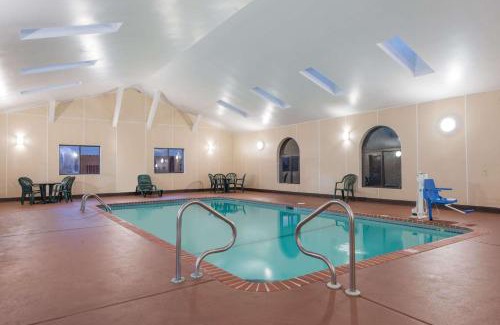 St. Charles Hotel | Super 8 by Wyndham St Charles