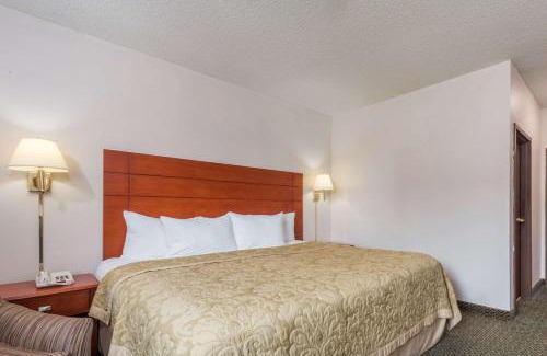 St. Charles Hotel | Super 8 by Wyndham St Charles