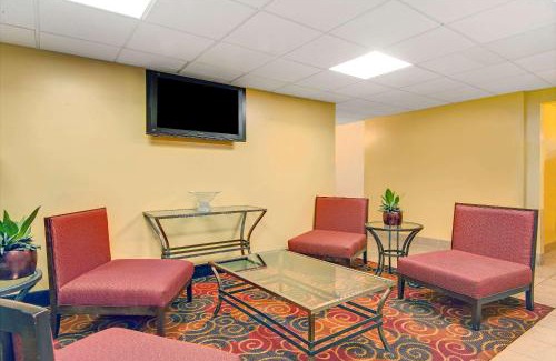Stamford Hotel | Super 8 by Wyndham Stamford/New York City Area