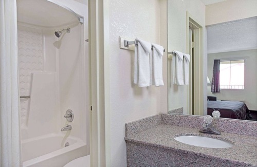 Suwanee Hotel | Super 8 by Wyndham Suwanee