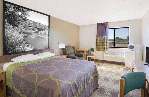 Toledo Hotel | Super 8 by Wyndham Toledo