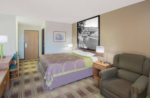 Toledo Hotel | Super 8 by Wyndham Toledo