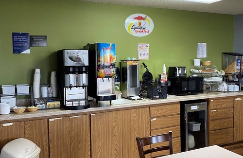Toledo Hotel | Super 8 by Wyndham Toledo