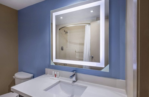 Scarborough Hotel | Super 8 by Wyndham Toronto East ON