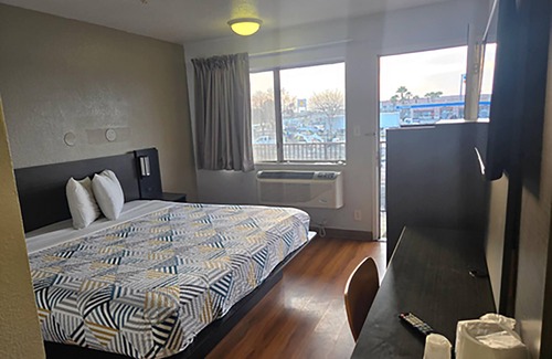 Tracy Hotel | Super 8 by Wyndham Tracy