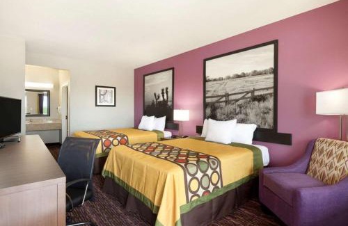 Carrizo Springs Hotel | Super 8 by Wyndham Carrizo Springs