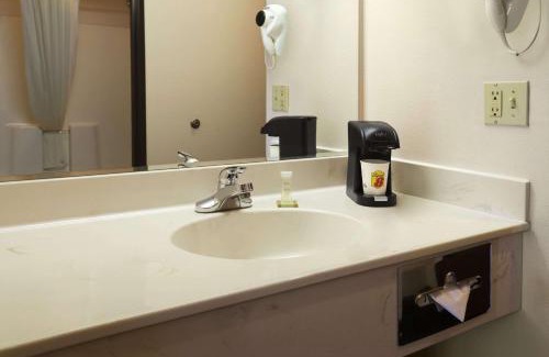 Southeast Colorado Springs Hotel | Super 8 by Wyndham Colorado Springs Airport