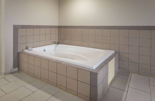 Missouri Valley Hotel | Super 8 by Wyndham Missouri Valley