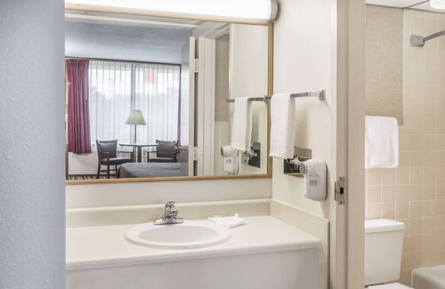 Valdosta Hotel | Super 8 by Wyndham Valdosta Mall
