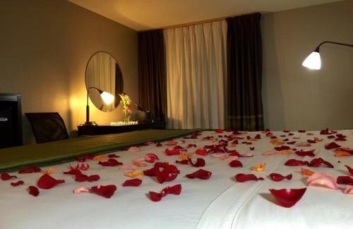 Victoria Hotel | Super 8 by Wyndham Victoria/North/Mall Area