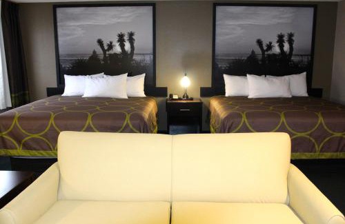 Victoria Hotel | Super 8 by Wyndham Victoria/North/Mall Area