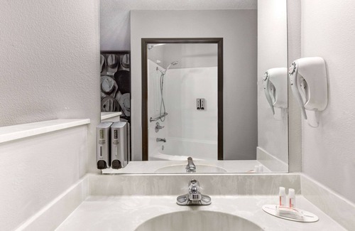 Victoria Hotel | Super 8 by Wyndham Victoria/North/Mall Area
