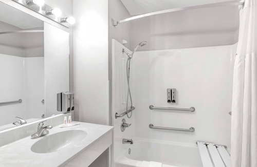Victoria Hotel | Super 8 by Wyndham Victoria/North/Mall Area