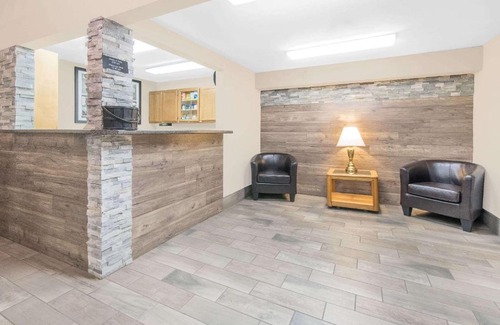 Watertown Hotel | Super 8 by Wyndham Watertown