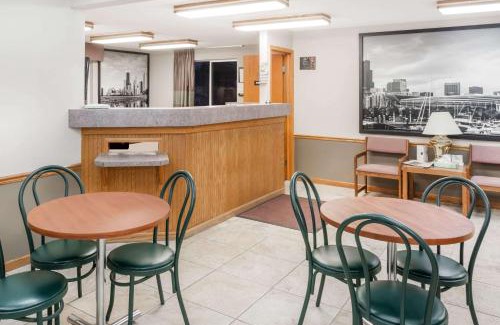 Watseka Hotel | Super 8 by Wyndham Watseka