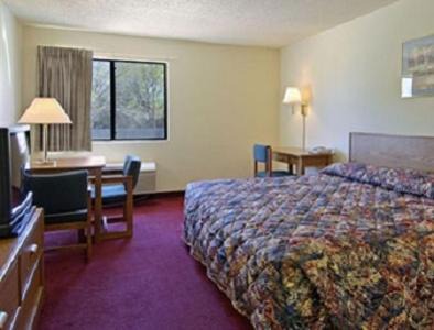 Waxahachie Hotel | Super 8 by Wyndham Waxahachie TX