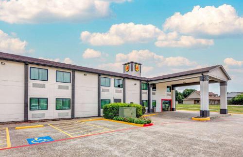 Waxahachie Hotel | Super 8 by Wyndham Waxahachie TX