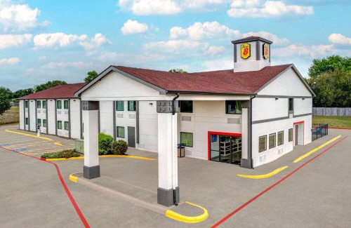 Waxahachie Hotel | Super 8 by Wyndham Waxahachie TX
