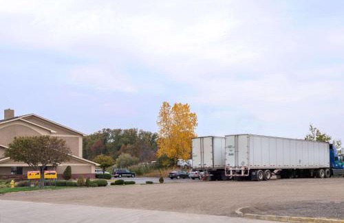 Austintown Hotel | Super 8 by Wyndham Youngstown/Austintown