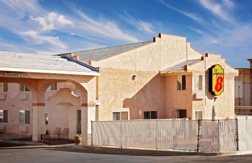 Yucca Valley Hotel | Super 8 by Wyndham Yucca Val/Joshua Tree Nat Pk Area