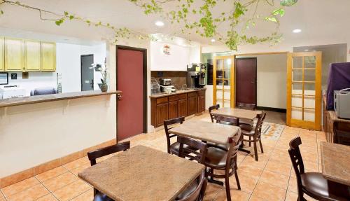 Yucca Valley Hotel | Super 8 by Wyndham Yucca Val/Joshua Tree Nat Pk Area