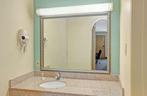 White Rock Hills Hotel | Super 8 Dallas East Near Fair Park Downtown