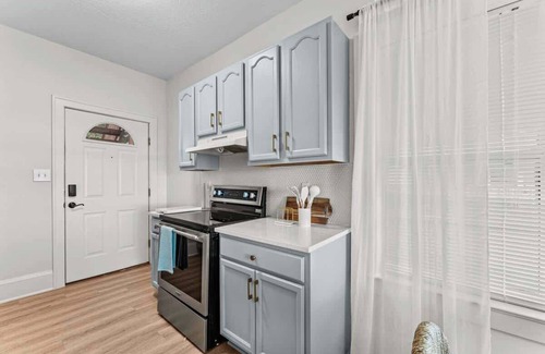 Historic Downtown Kissimmee House | SUPER BOHO – Waterfront Retreat w/Fishing & Views