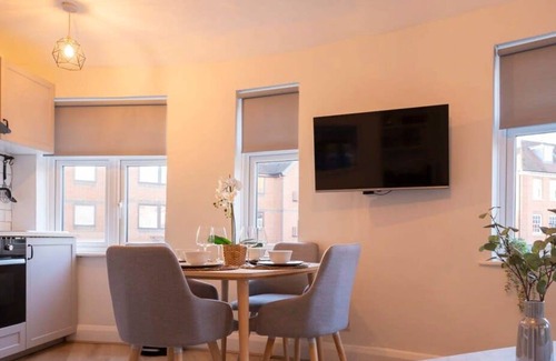 Henley Apartment | Super Central Apartment Close To River & Station